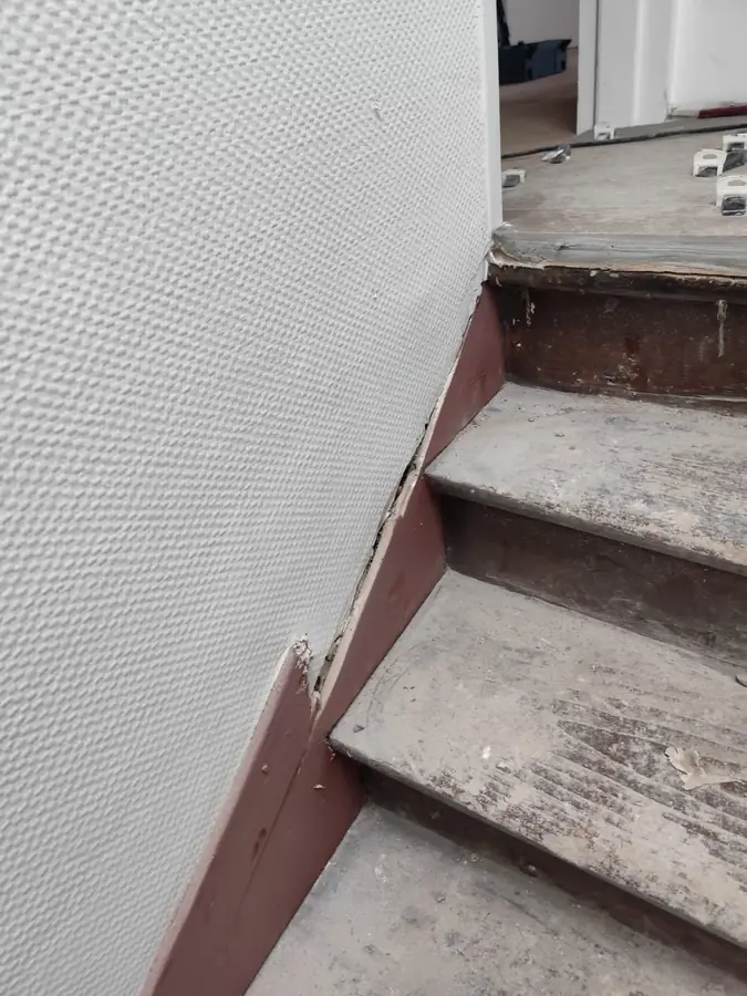 Escalier en bois avant rénovation — marches usées et peinture écaillée